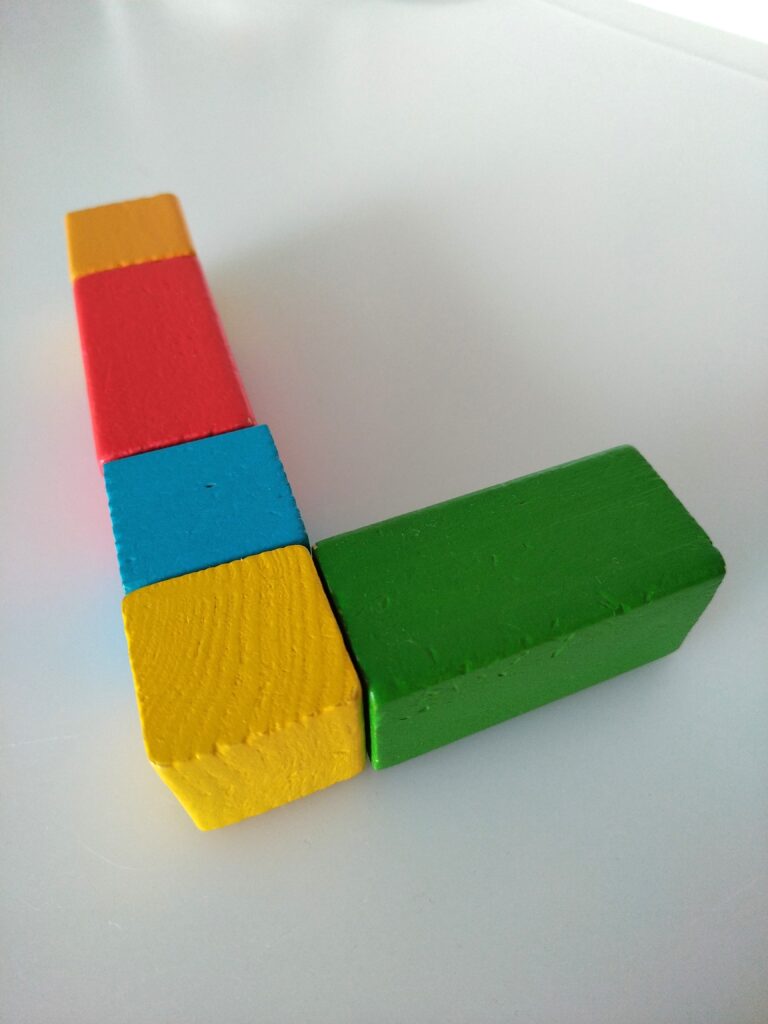 Literka L z drewnianych klocków