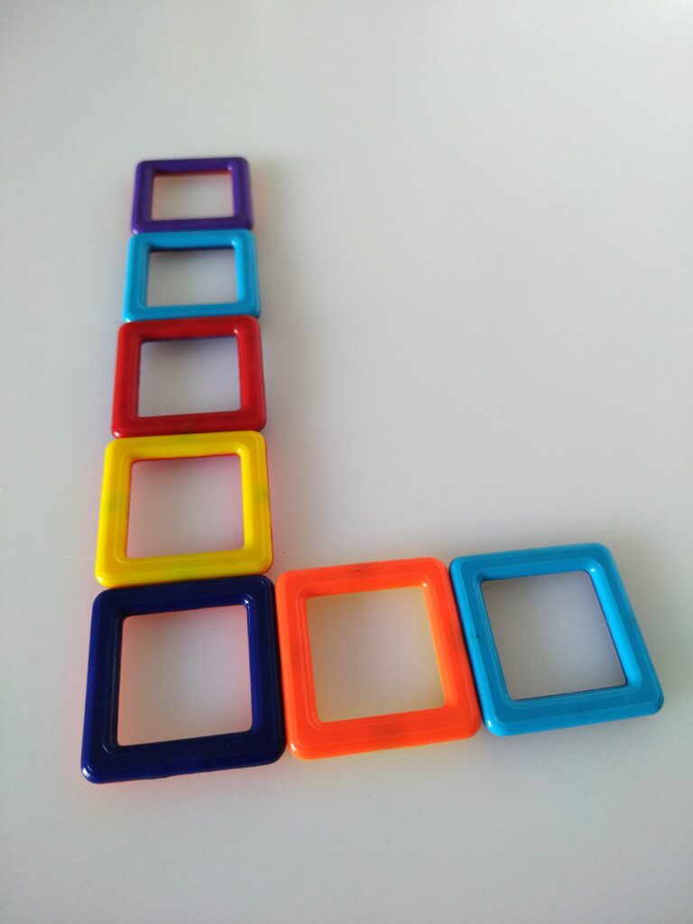 Literka L z klocków magnetycznych