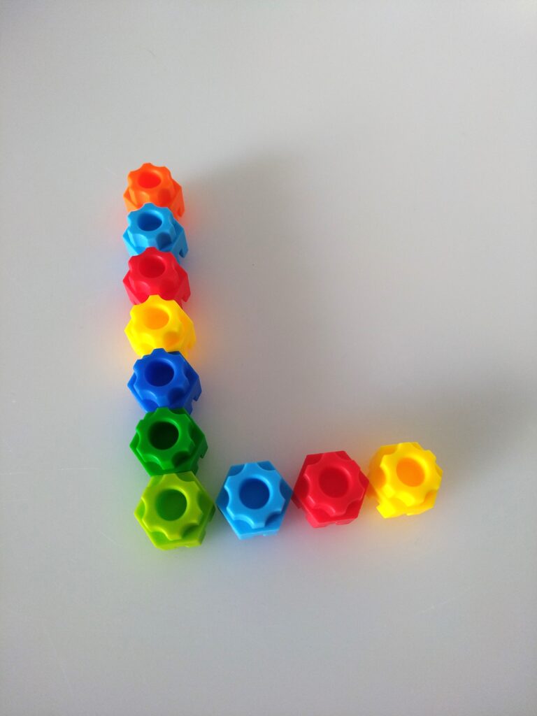 Literka L z klocków sześciobocznych