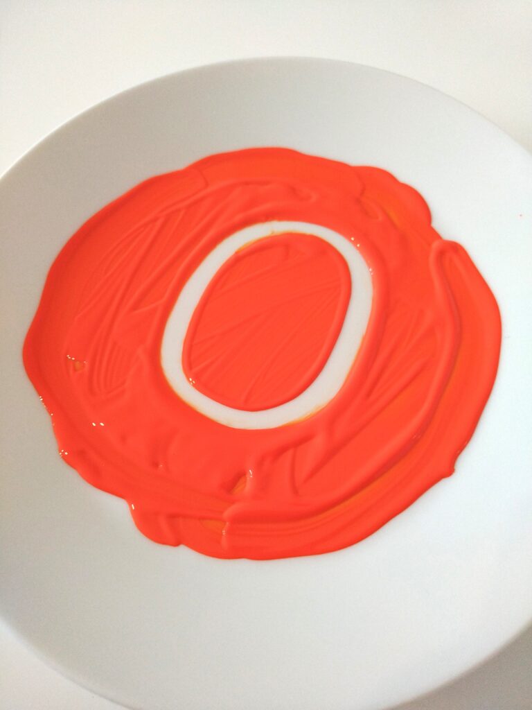 Litera L z pomarańczowej farby