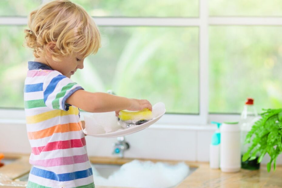 5 korzyści, które wyciągnie Twoje dziecko z pomagania w domu